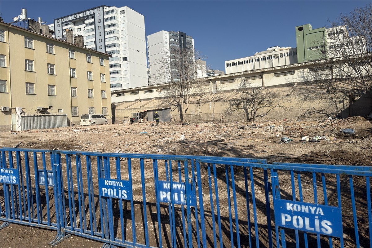 Konya'nın merkez Selçuklu ilçesinde çöken binanın bulunduğu cadde, enkazın kaldırılmasının...