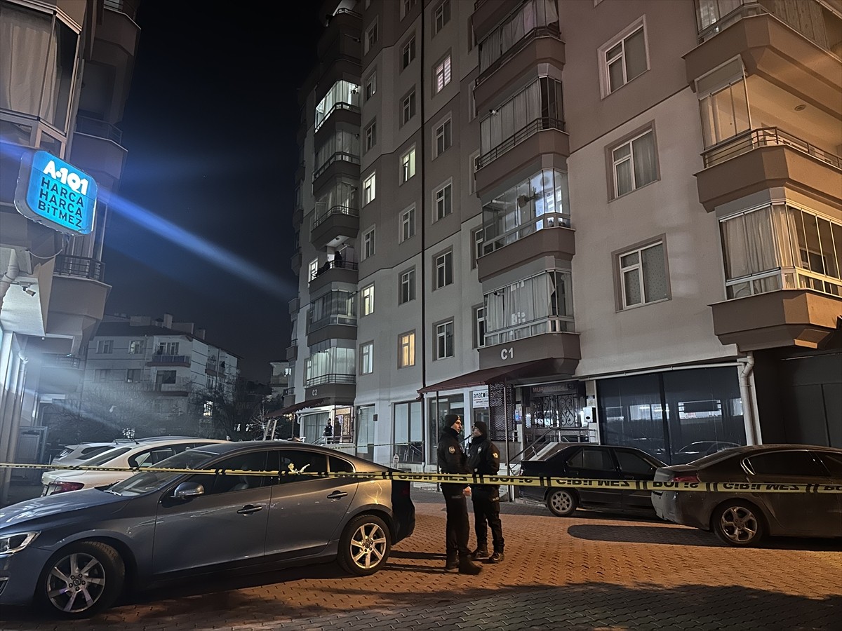 Konya'nın Selçuklu ilçesinde 4 kişilik aile evlerinde ölü bulundu.
