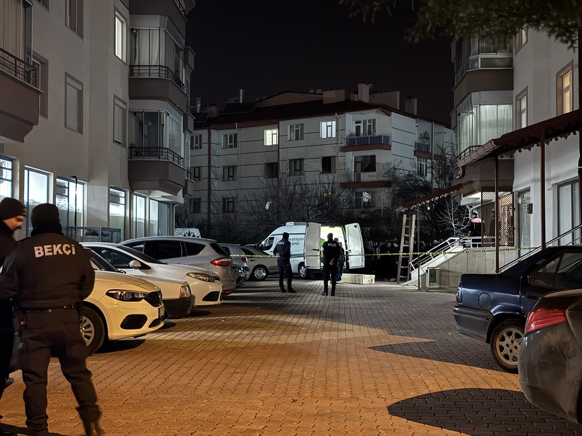 Konya'nın Selçuklu ilçesinde 4 kişilik aile evlerinde ölü bulundu.