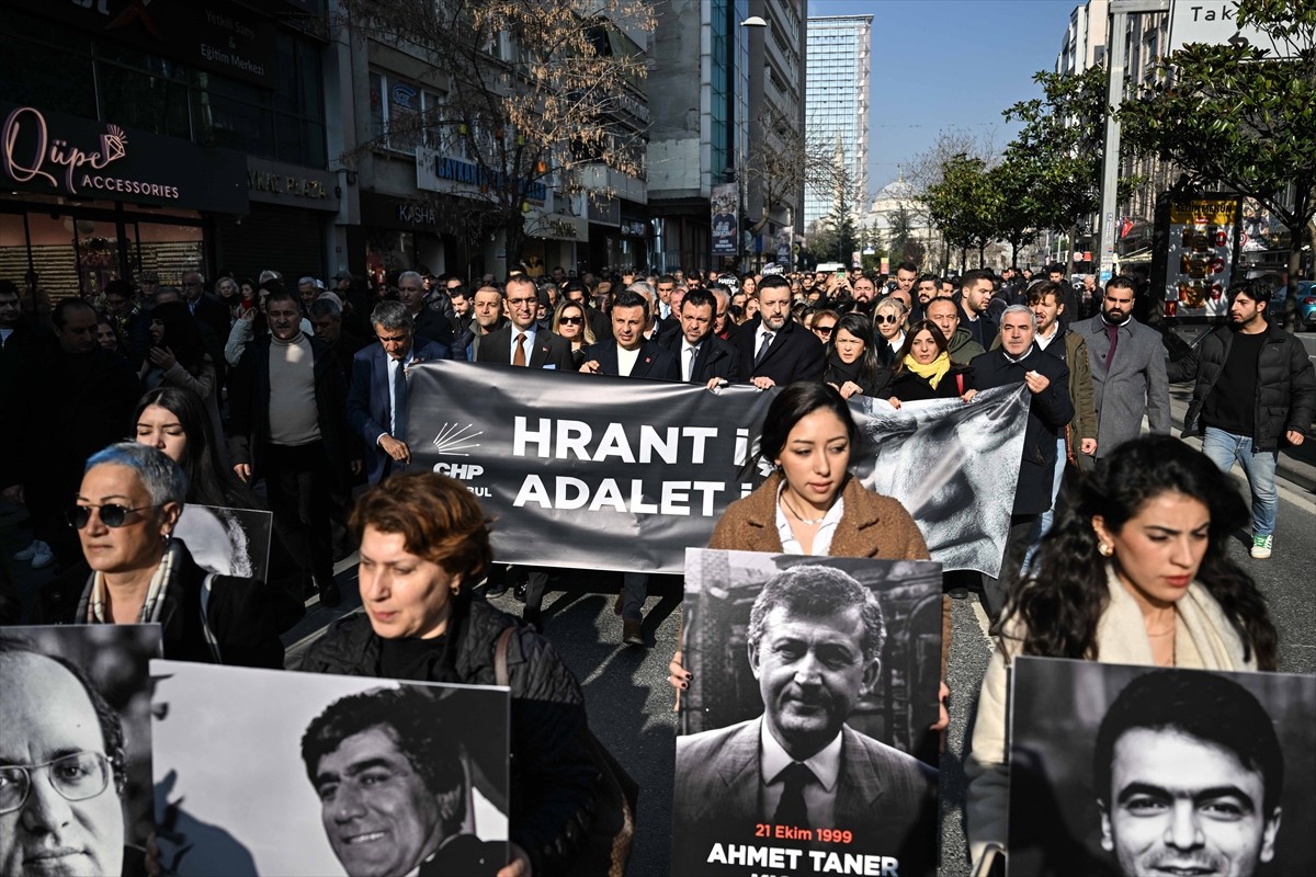 Kurucusu ve Genel Yayın Yönetmeni olduğu Agos Gazetesi önünde 19 Ocak 2007'de öldürülen Hrant Dink...