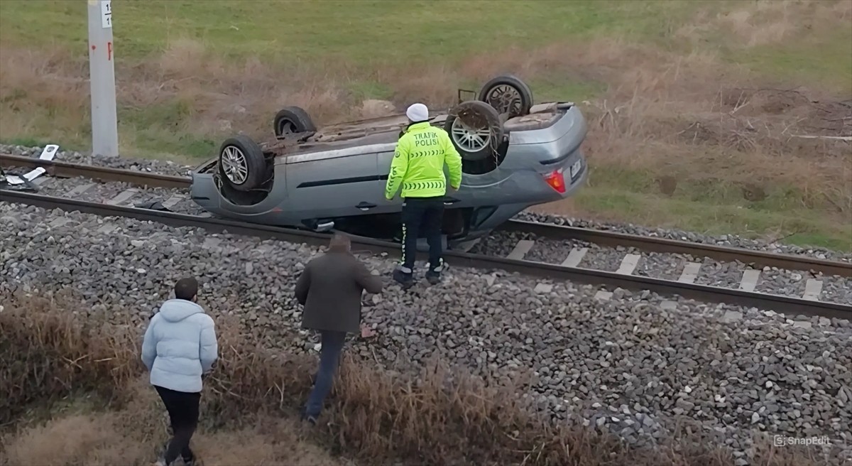 Kütahya'da polisten kaçan alkollü sürücünün kullandığı otomobil, demir yoluna devrildi.