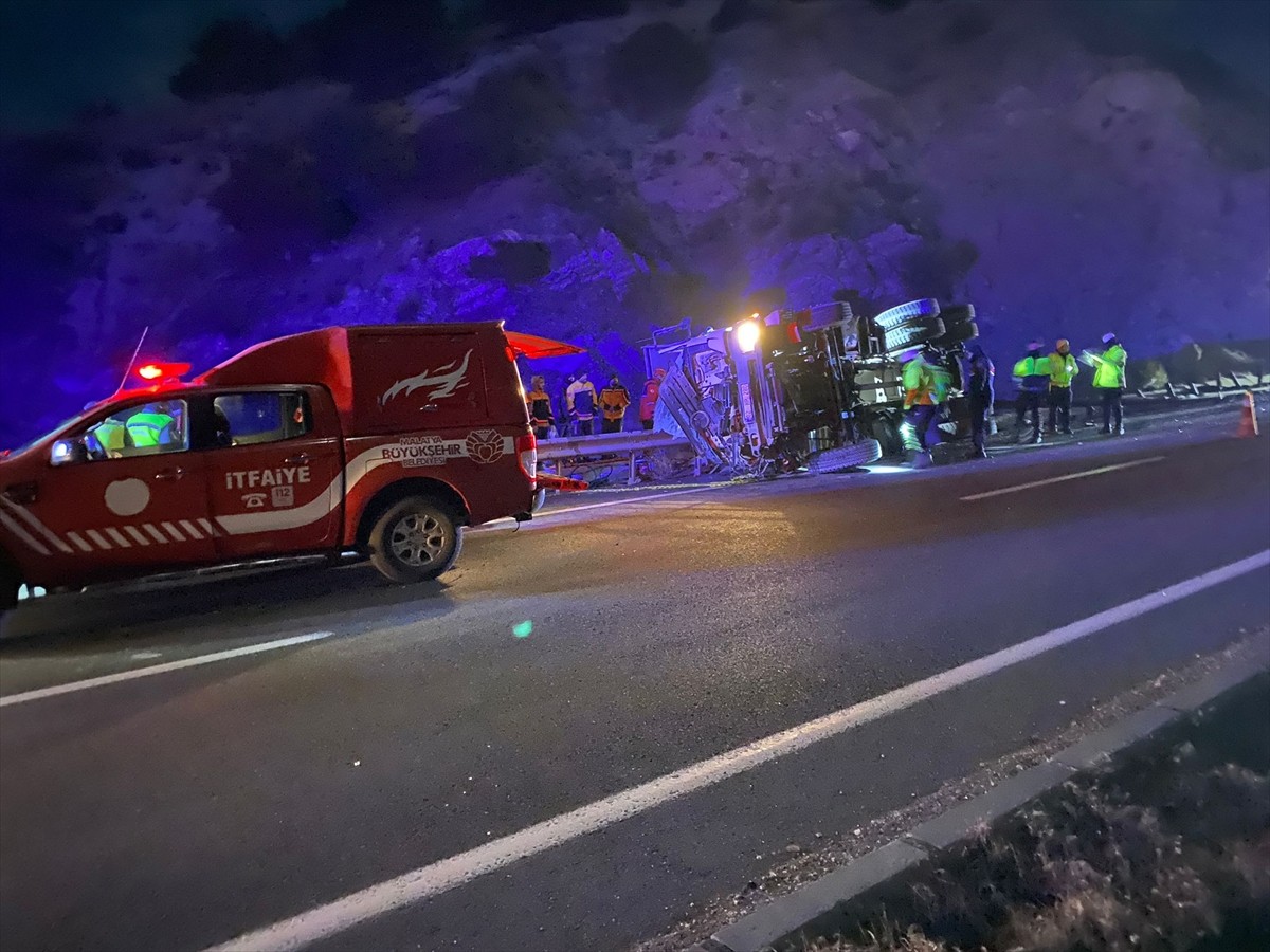 Malatya'nın Doğanşehir ilçesinde kamyonun devrilmesi sonucu 2 kişi öldü, 1 kişi yaralandı. Bölgeye...