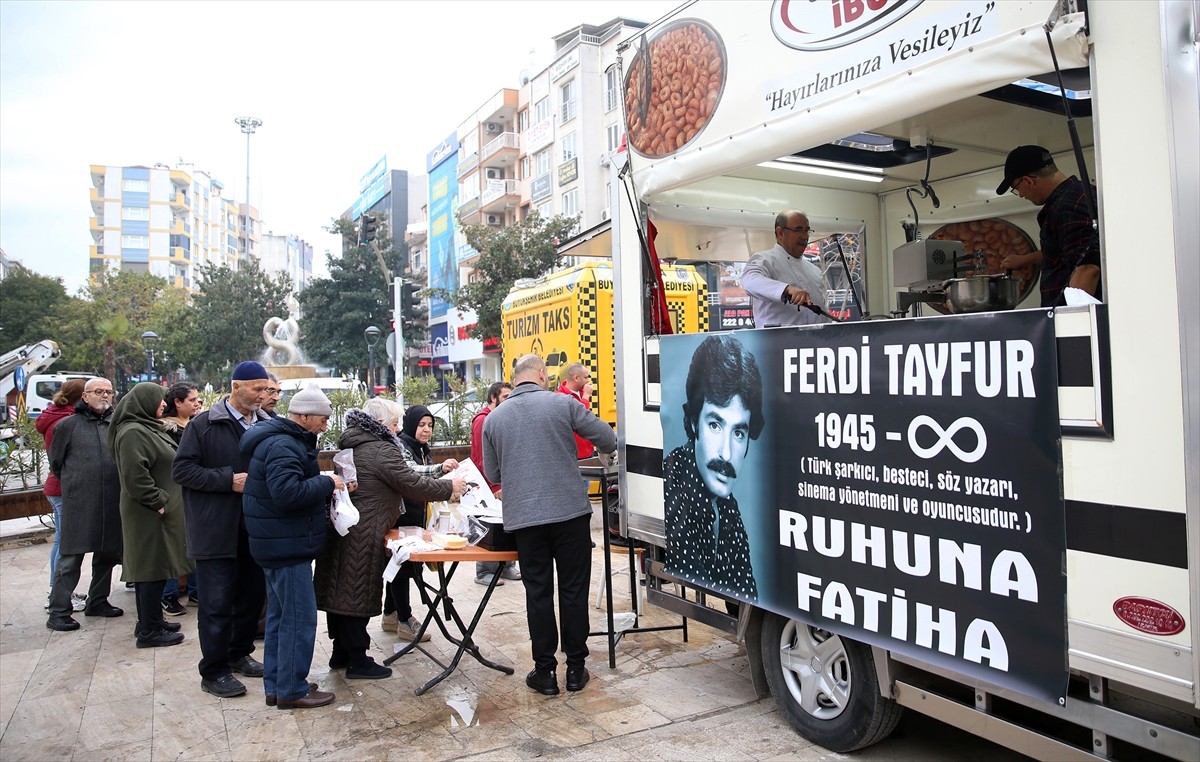 Manisa'da 15 Temmuz Demokrasi Meydanı'nda buluşan Ferdi Tayfur hayranları, 2 Ocak'ta yaşamını...