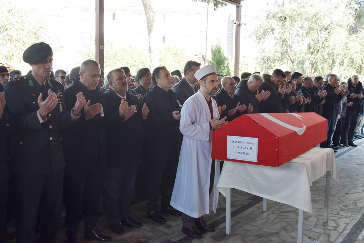 Manisa'nın Turgutlu ilçesinde 72 yaşında vefat eden Kıbrıs gazisi Hasan Gürmenekşe'nin cenazesi...