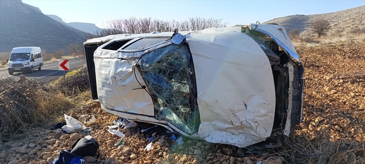 Mardin'in Savur ilçesinde devrilen pikaptaki 4 kişi yaralandı.