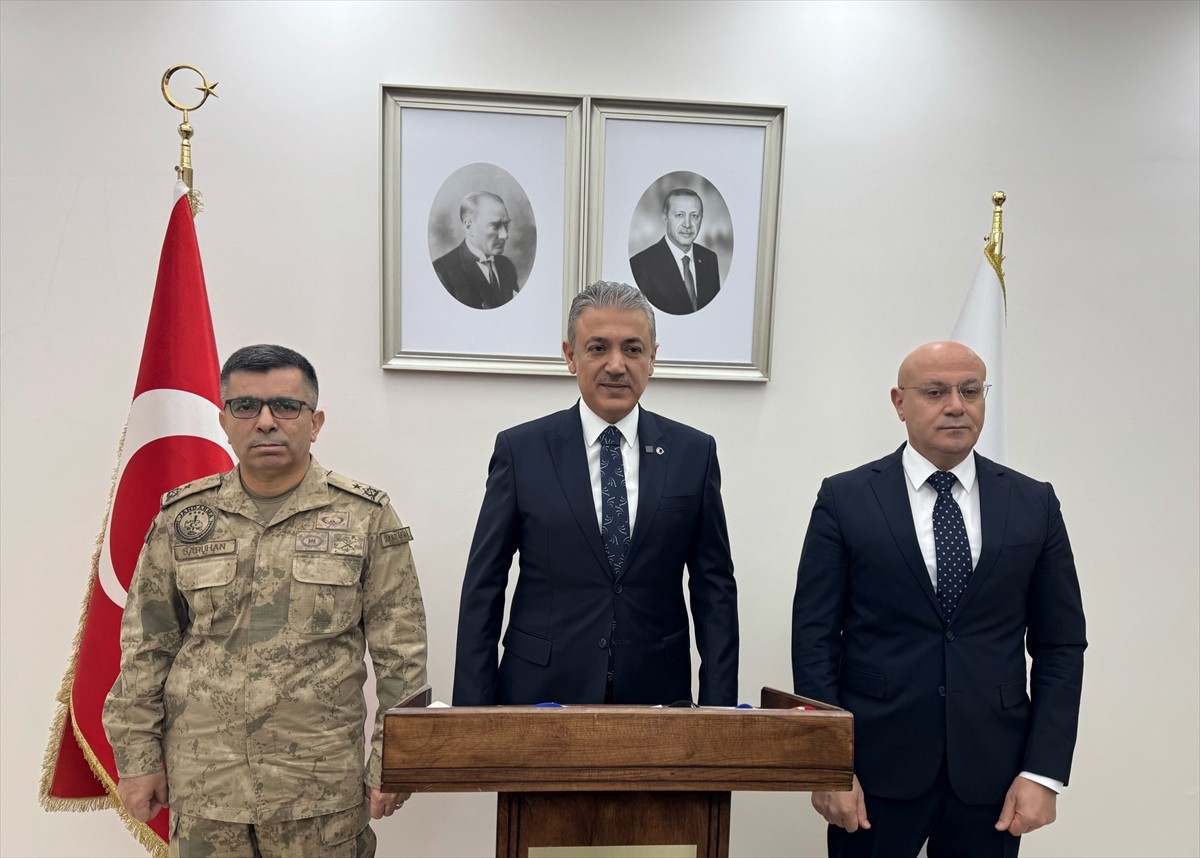 Mardin Valisi Tuncay Akkoyun başkanlığında Valilikte İl Emniyet Müdürü Cebrail Buğday (sağda) ve...