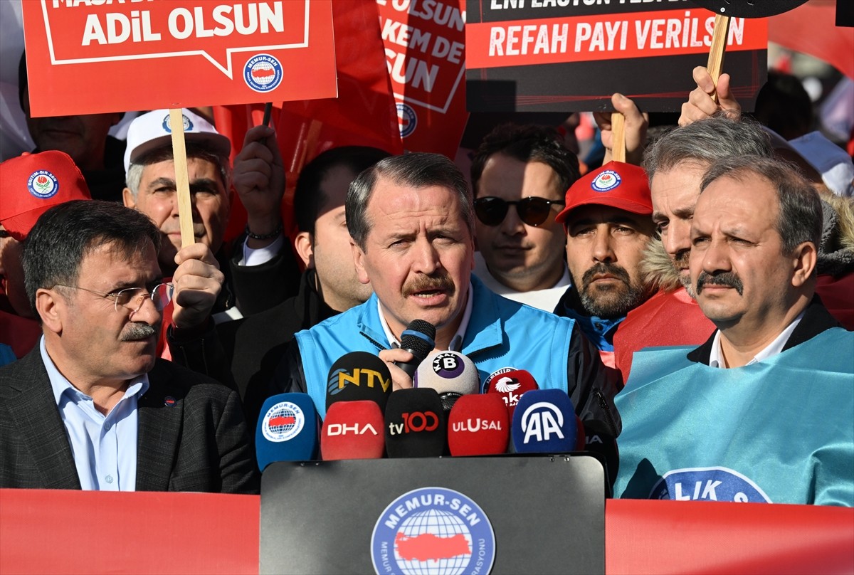 Memur-Sen üyeleri, toplu sözleşme hükümlerinin eksiksiz uygulanması ve refah payı talebiyle Hazine...