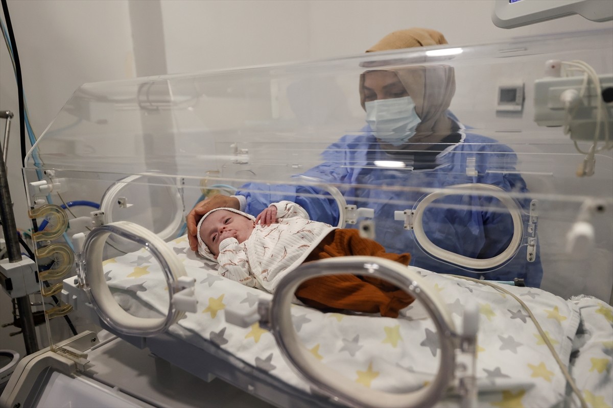 Mersin'de 26 haftalıkken 380 gram ağırlığında prematüre olarak dünyaya gelen Hira Su bebek, 155...