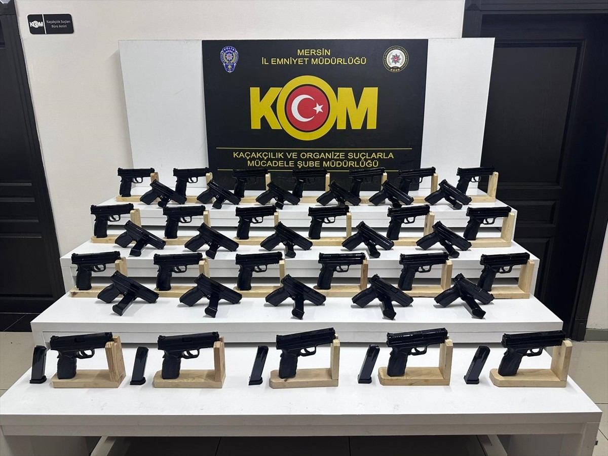 Mersin'de bir otomobilde 40 ruhsatsız tabanca ve silahlara ait şarjörler ele geçirildi, gözaltına...