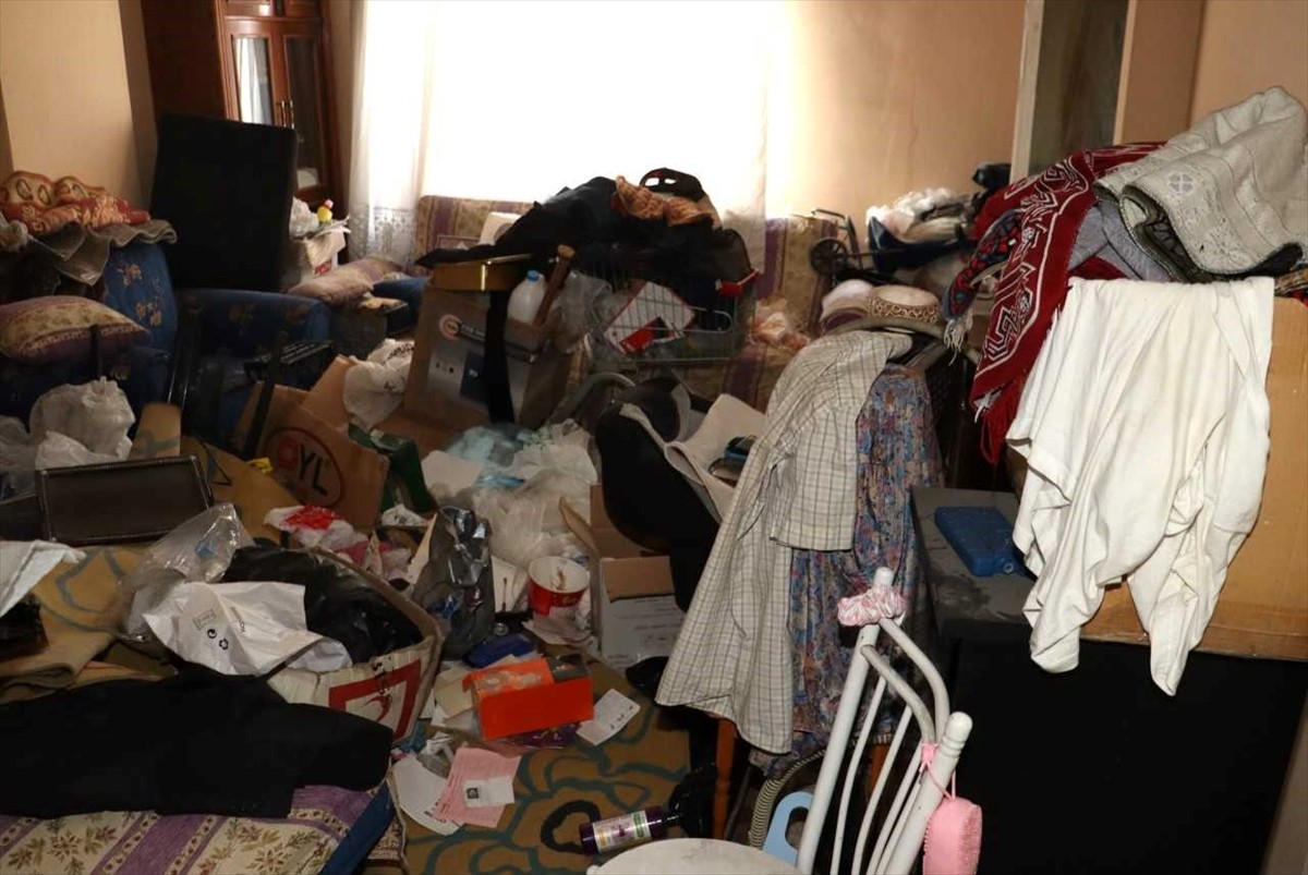 Mersin'in Toroslar ilçesinde atık biriktirildiği belirlenen evden 10 kamyonet çöp...