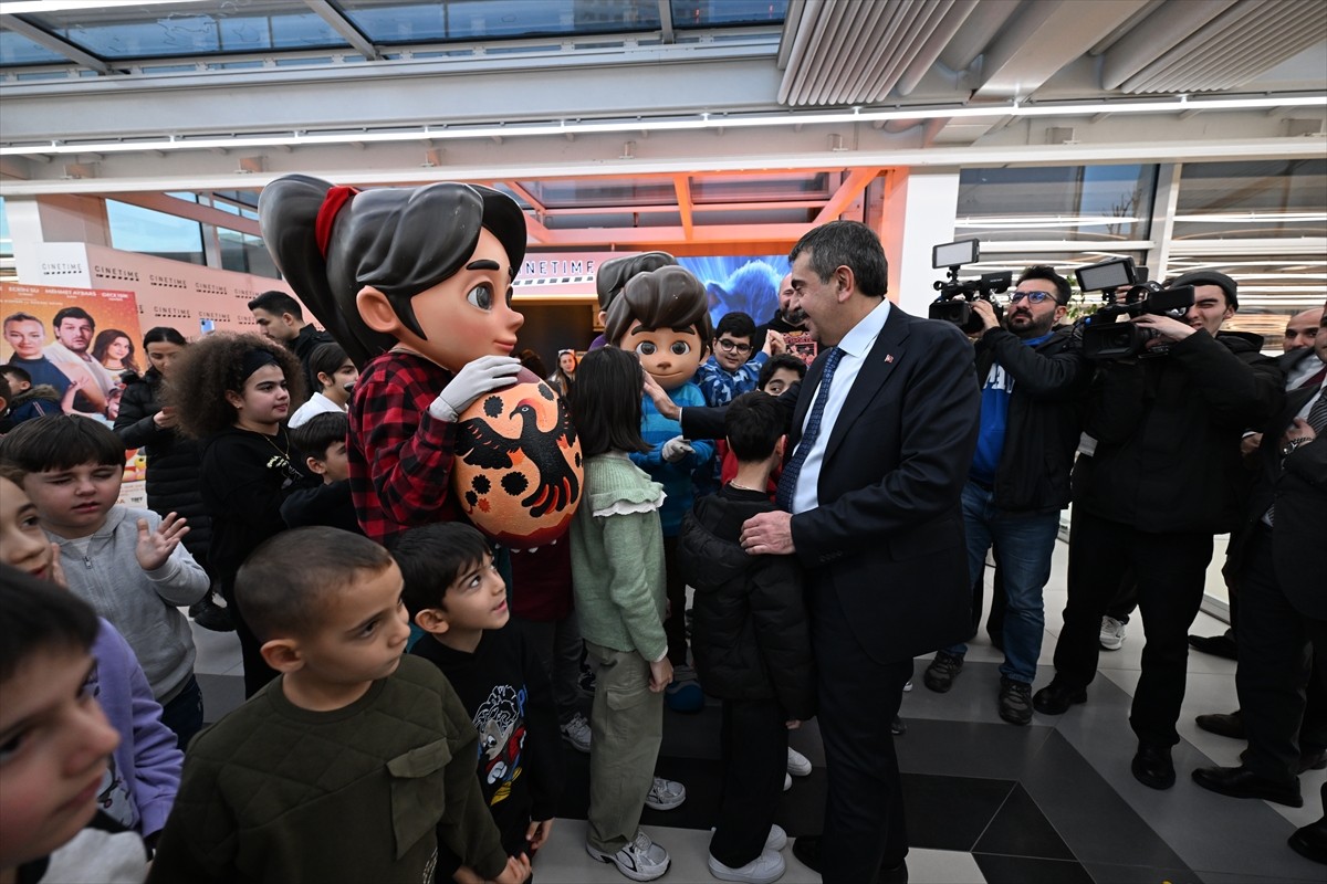 Milli Eğitim Bakanı Yusuf Tekin, yarıyıl tatiline giren öğrencilere karne hediyesi olarak...