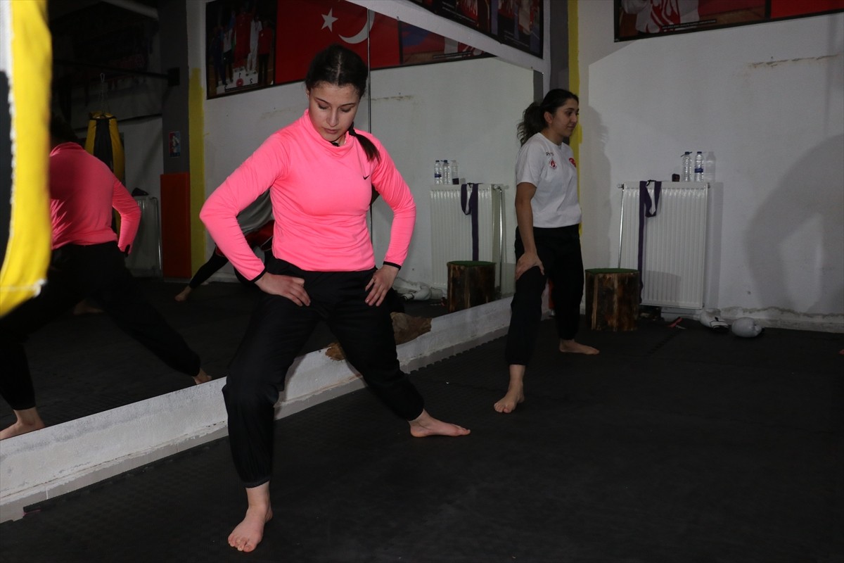 Milli wushucu Serap Değirmenci, hayali olan dünya şampiyonluğu için çalışmalarını Kastamonu'da...