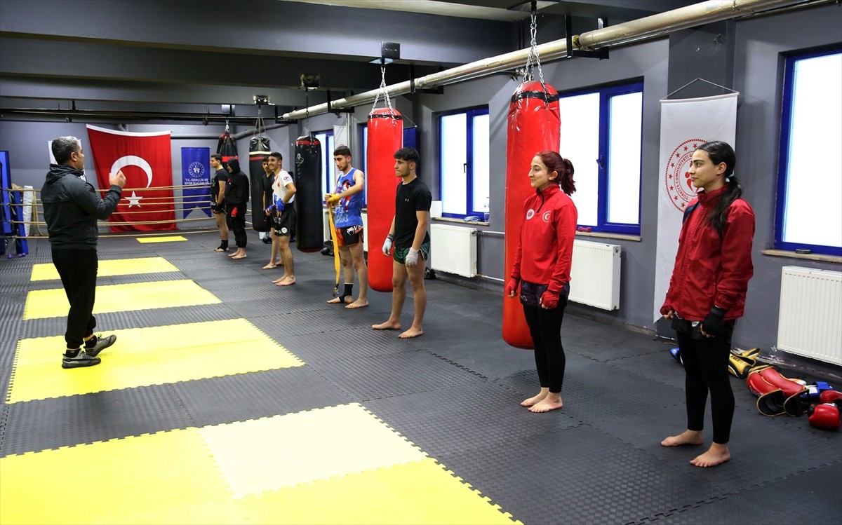 Muaythai ve kick boksta ulusal ve uluslararası birçok şampiyonluk kazanan Gamze (solda) ve Özlem...