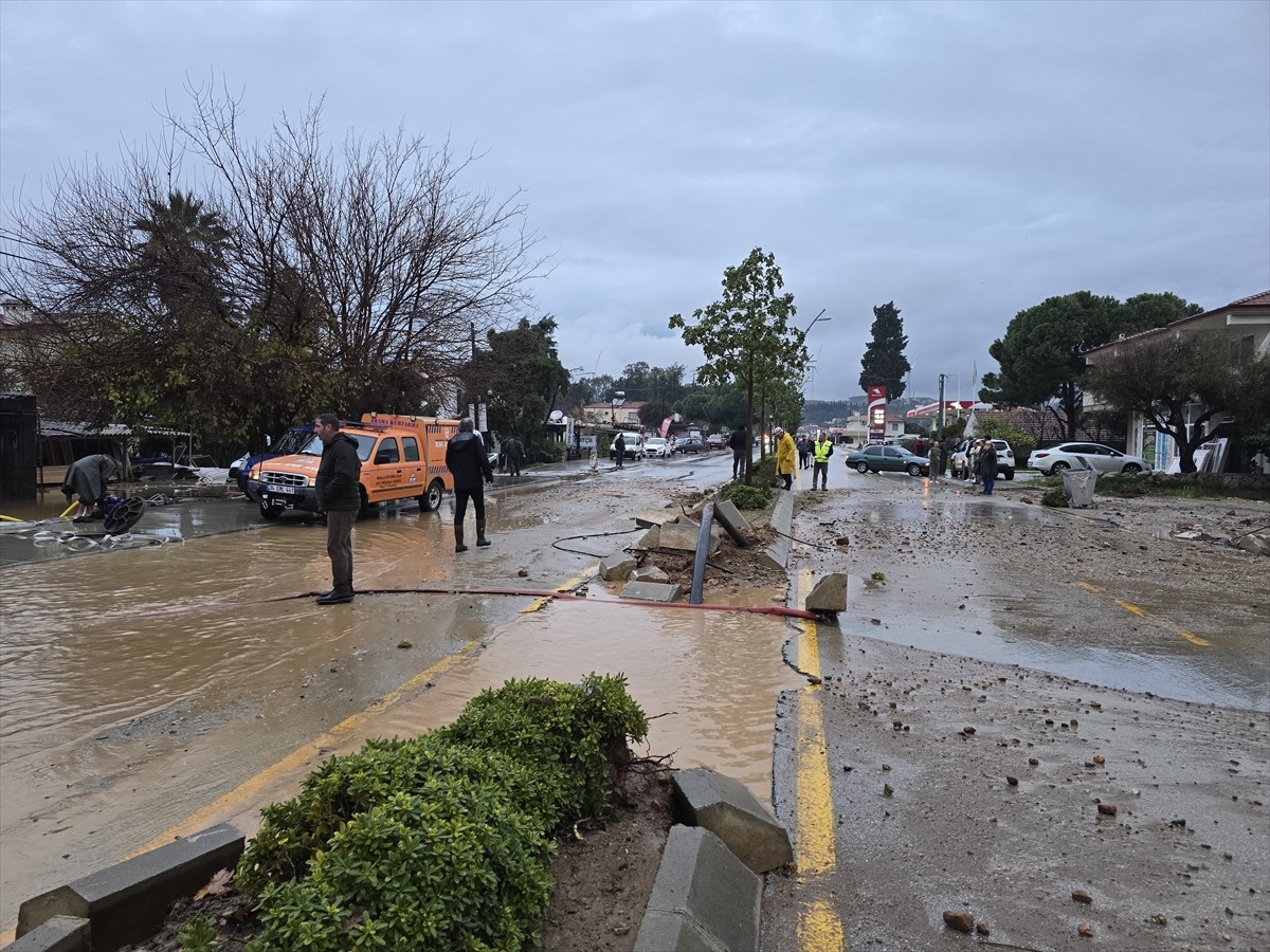 Muğla'nın Datça ilçesinde sağanak yaşamı olumsuz etkiledi. Datça ilçesinde sabah saatlerinde...
