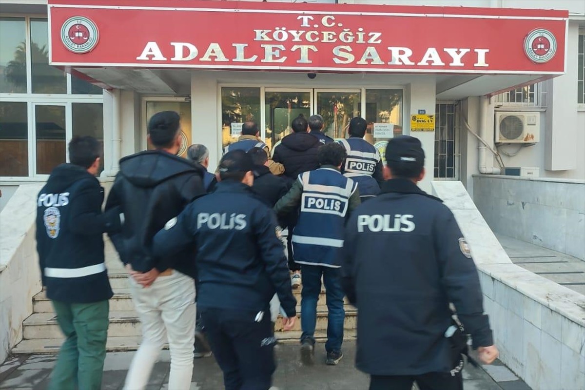 Muğla'nın Köyceğiz ilçesinde kendilerini polis olarak tanıtıp "yağma ve gasp" suçunu işledikleri...
