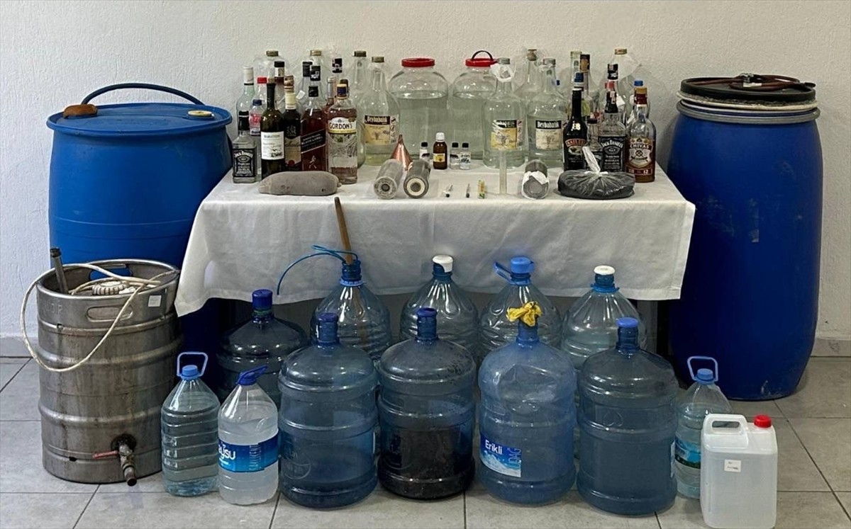 Muğla'nın Ortaca ilçesinde kaçak alkol sattıkları öne sürülen 4 şüpheli gözaltına alındı....