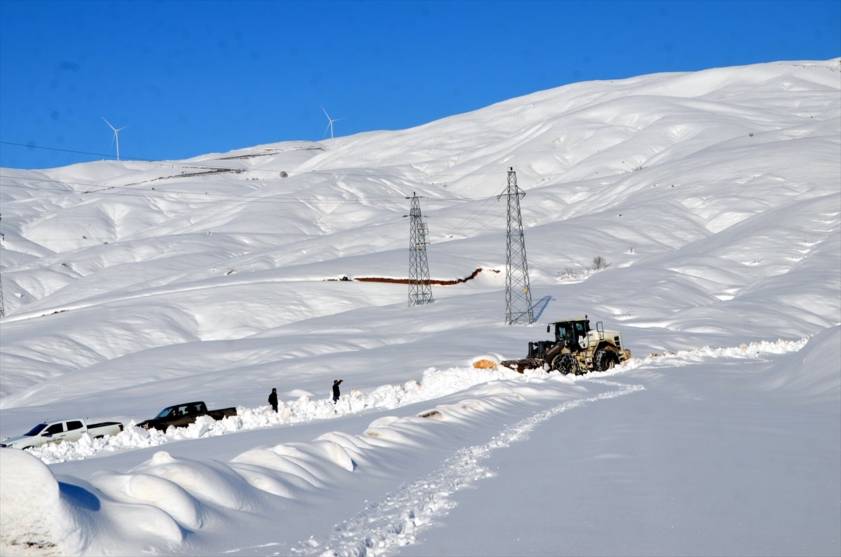 Muş'ta, karla mücadele ekipleri olumsuz hava koşulları nedeniyle ulaşımın sağlanamadığı 8 köy ve...