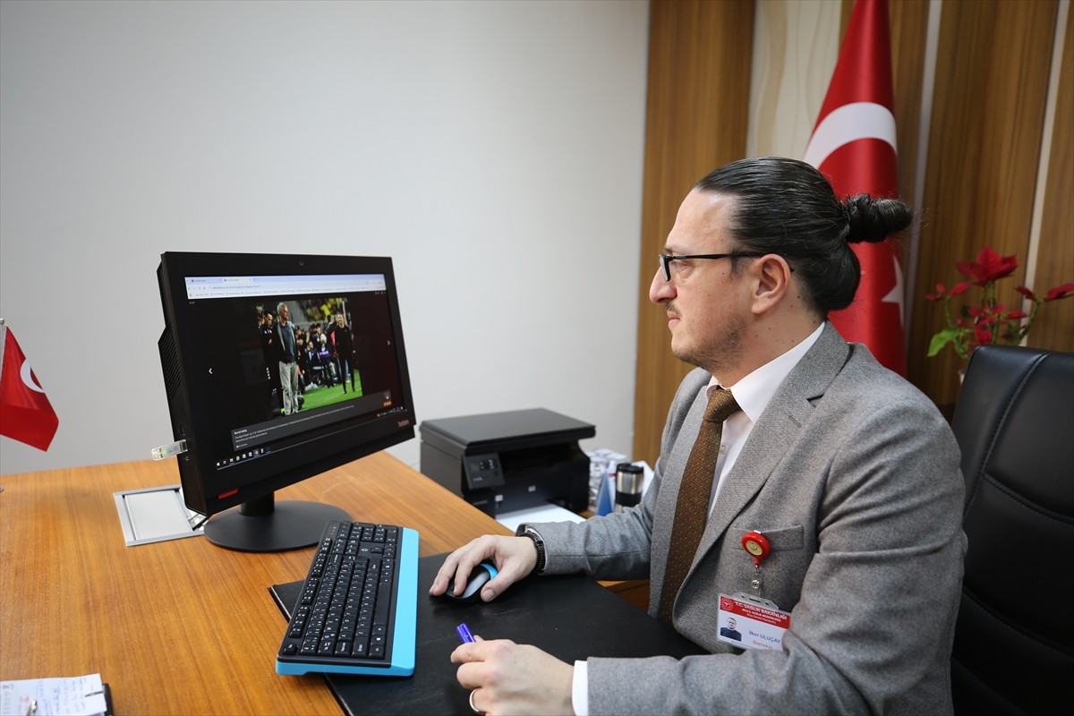 Muş Devlet Hastanesi'nde görev yapan doktorlar, Anadolu Ajansının (AA) gözünden 2024'e damga vuran...