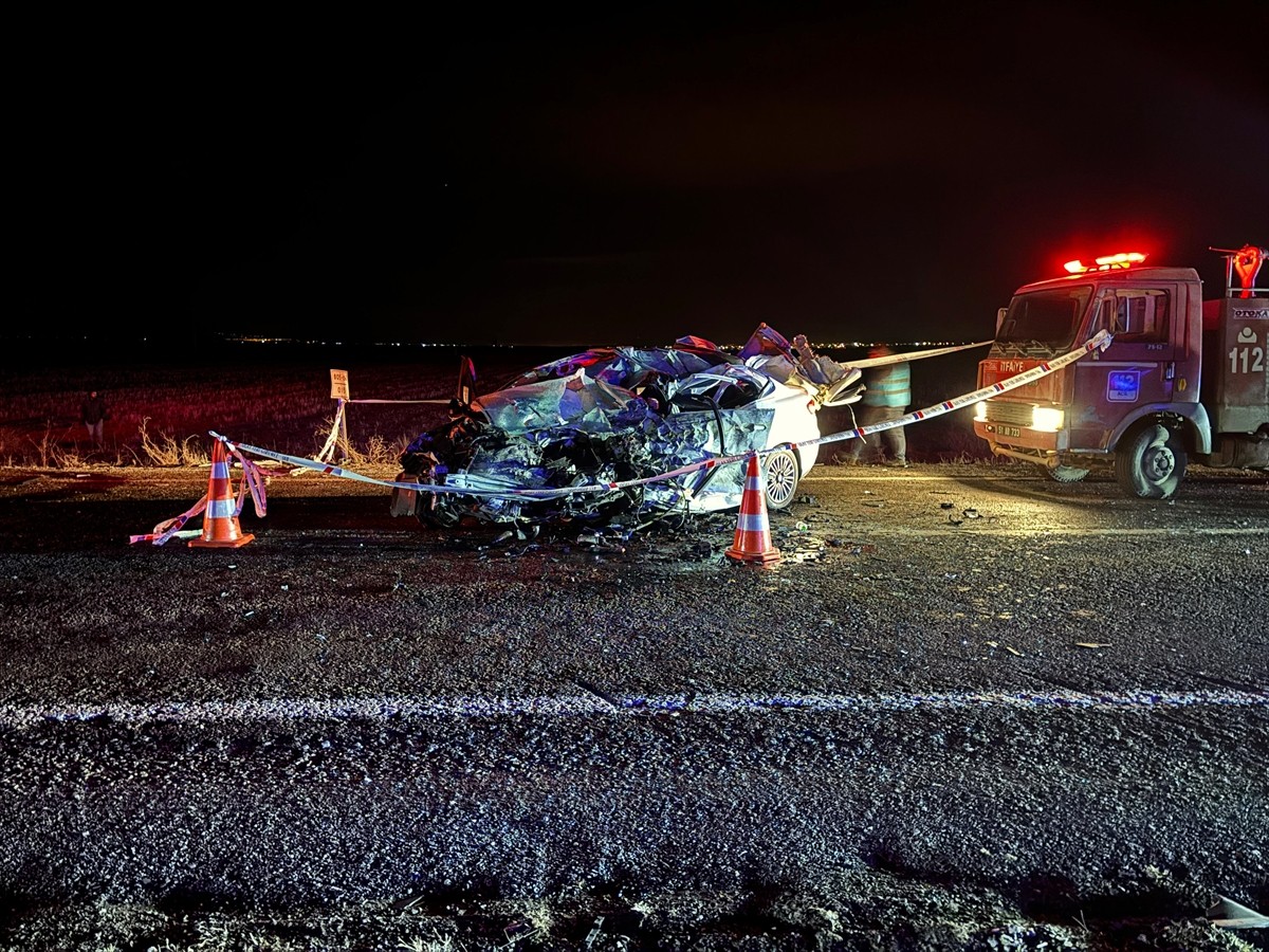 Niğde'de hafif ticari araçla otomobilin çarpışması sonucu 2 kişi hayatını kaybetti, 1 kişi ağır...
