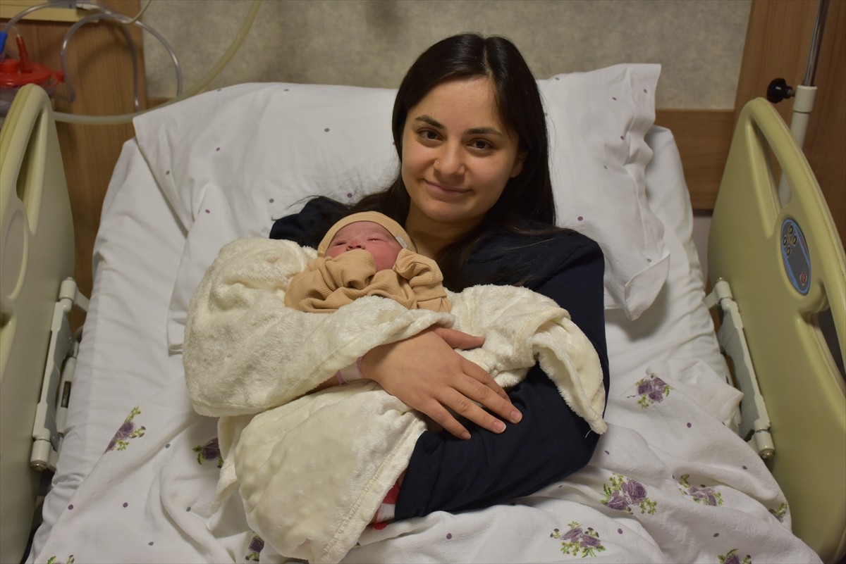 Ordu'da 2025 yılının ilk dakikalarında dünyaya gelen bebeğe "Umay Lina" ismi verildi. Altınordu...