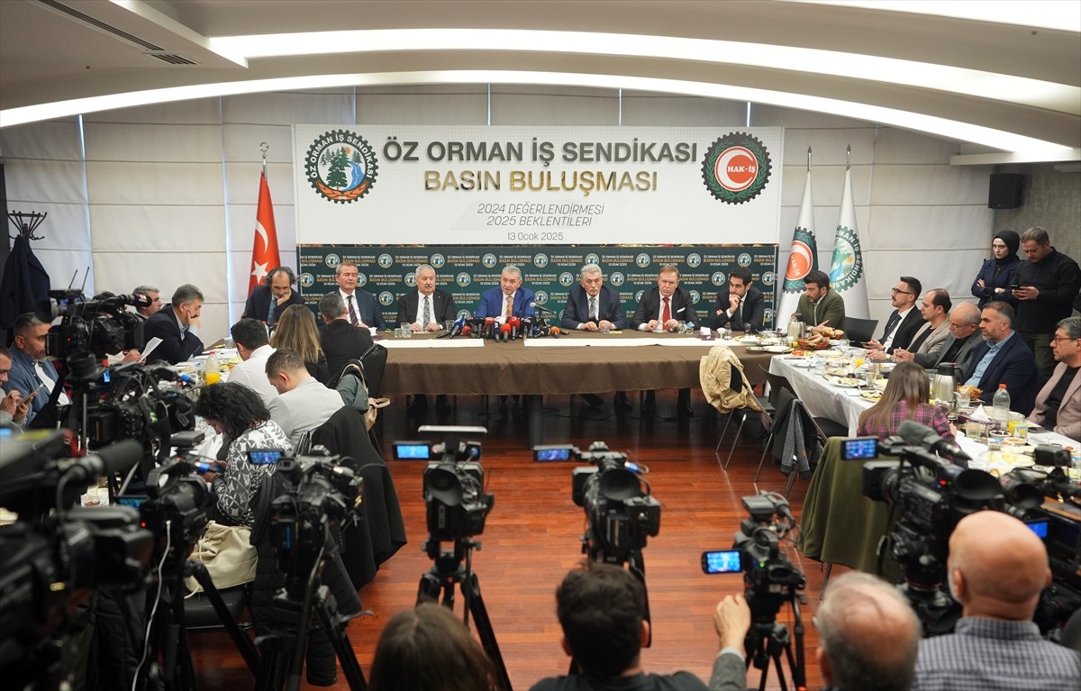 Öz Orman-İş Sendikası Genel Başkanı Settar Aslan, sendika genel merkezinde basın toplantısı...