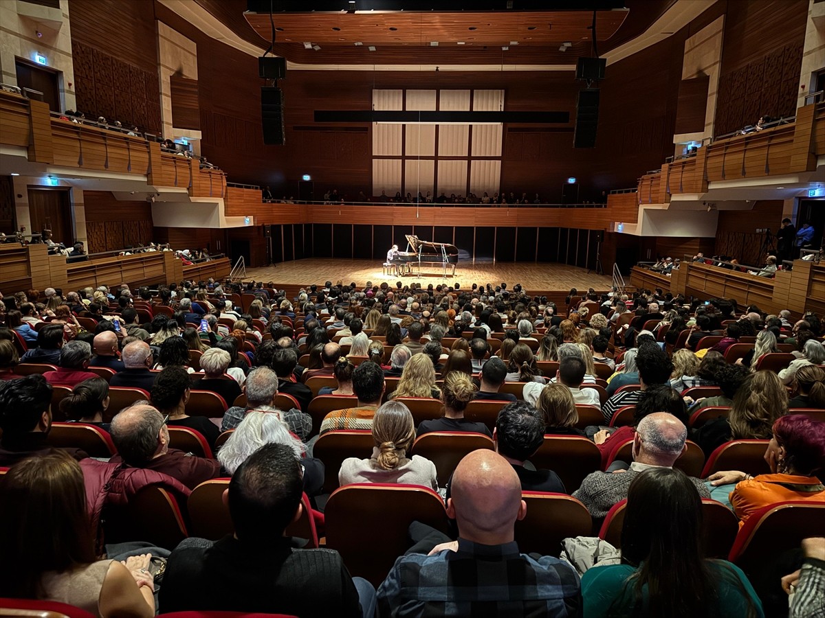  Piyanist ve besteci Fazıl Say, sahnedeki 50. yılını İzmir'de düzenlenen "Piyano başında 50. Yıl"...