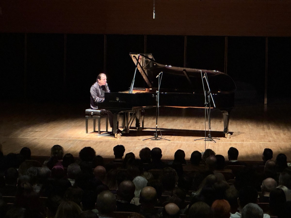  Piyanist ve besteci Fazıl Say, sahnedeki 50. yılını İzmir'de düzenlenen "Piyano başında 50. Yıl"...