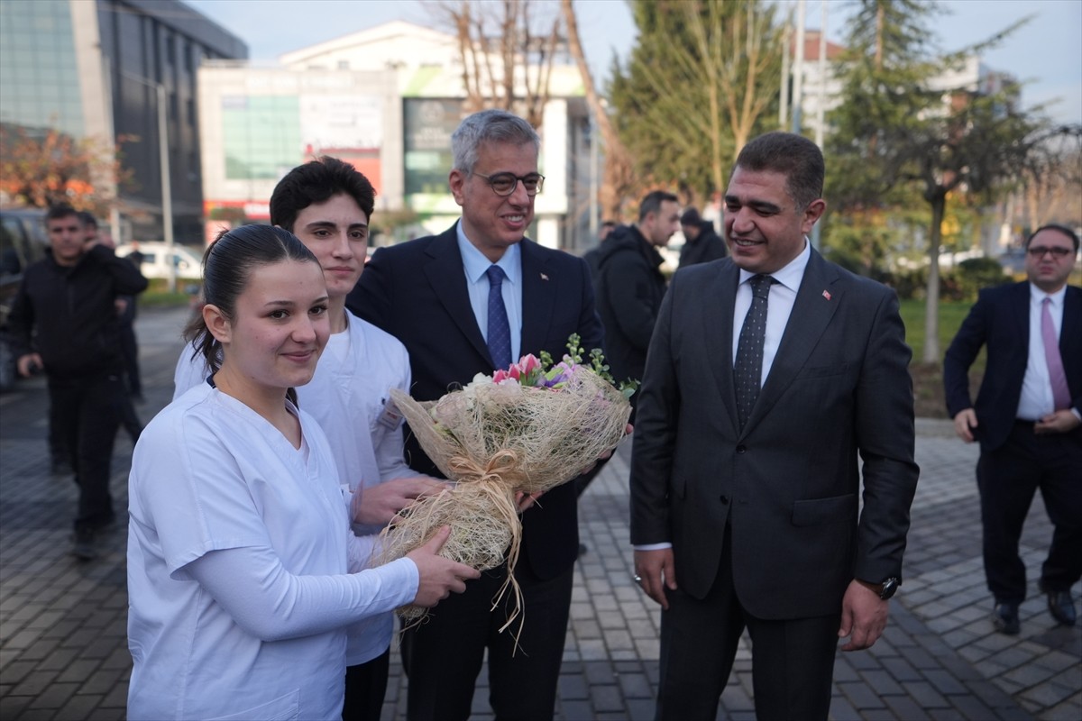 Programları kapsamında Düzce'ye gelen Sağlık Bakanı Kemal Memişoğlu, Vali Selçuk Aslan'ı ziyaret...