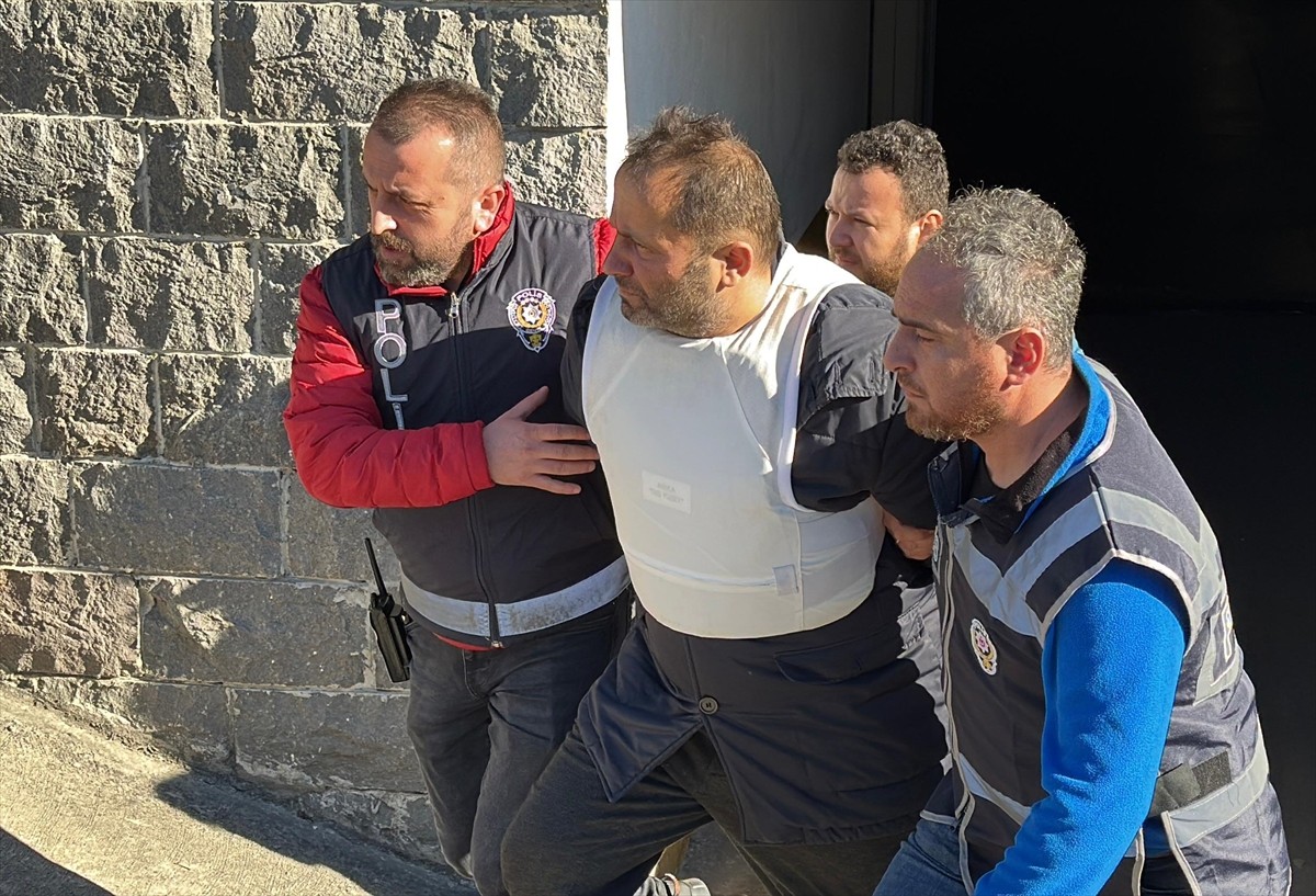 Rize'de iki PTT çalışanını silahla ateş ederek öldürdüğü iddiasıyla gözaltına alınan şüpheli...