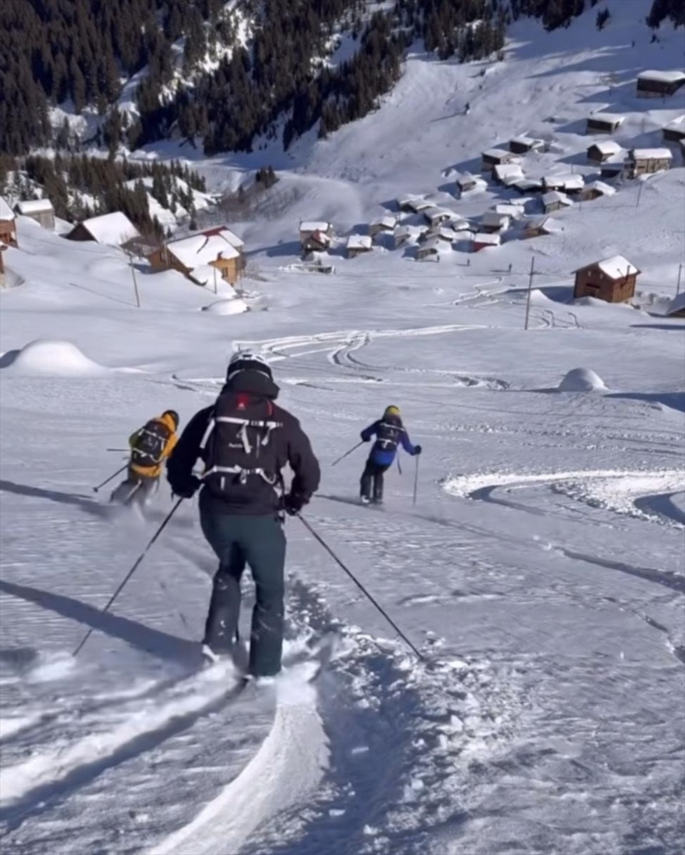 Rize'nin Kaçkar Dağları'nda gerçekleştirilen "heliski" etkinliğine 4 haftada 80 sporcu...