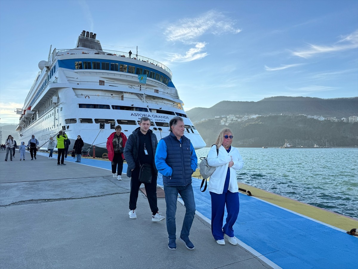 Rusya'nın Soçi kentinden hareket eden "Astoria Grande" adlı kruvaziyer, Amasra Limanı'na...