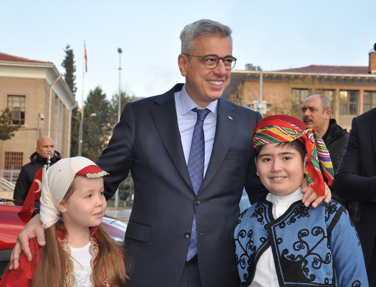 Sağlık Bakanı Kemal Memişoğlu, bir dizi programa katılmak için Eskişehir'e geldi. Bakan Memişoğlu...