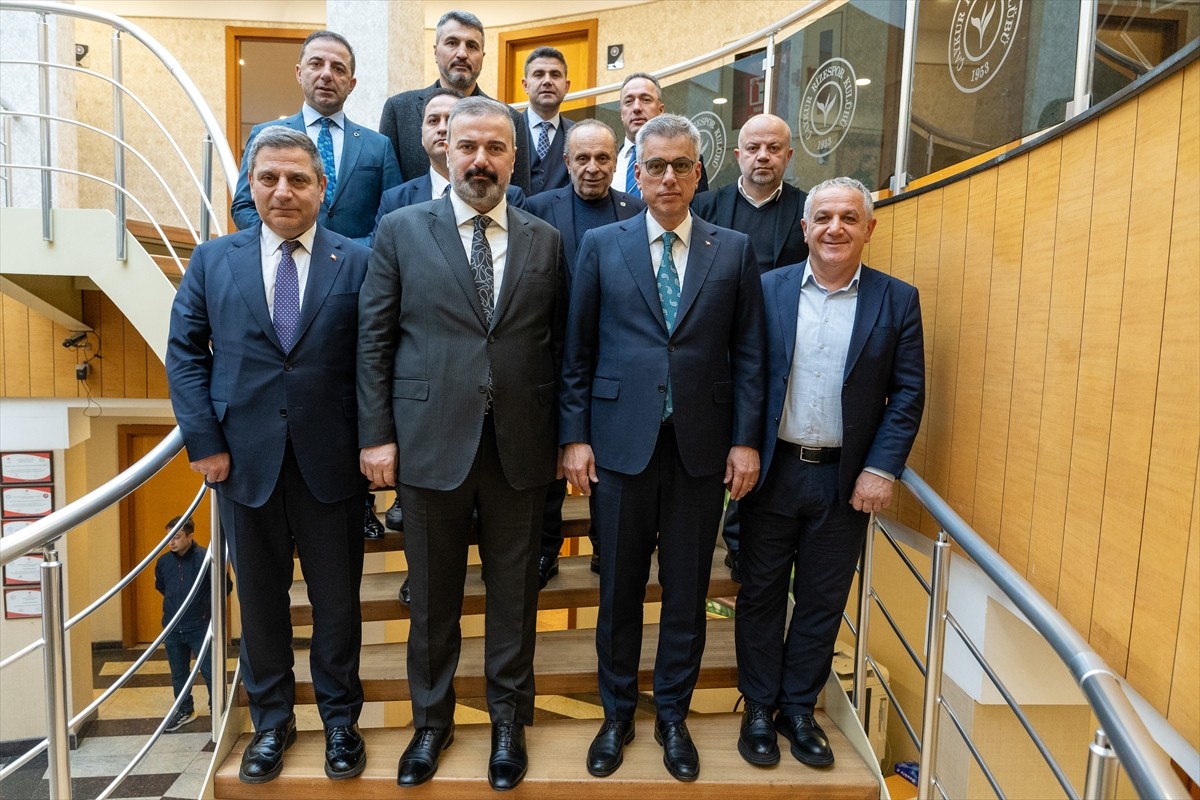 Sağlık Bakanı Kemal Memişoğlu, Çaykur Rizespor Kulübünü ziyaret etti. 