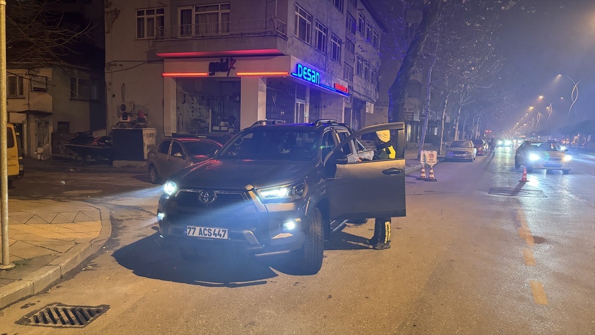 Sakarya'nın Adapazarı ilçesinde polisin uygulama yaptığını gören sürücü aracını bırakıp kaçtı....