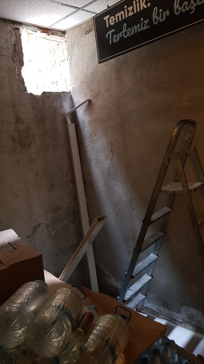  Samsun'da polis ekipleri, marketten hırsızlığı iş yeri sahibinin planladığını ortaya çıkardı....