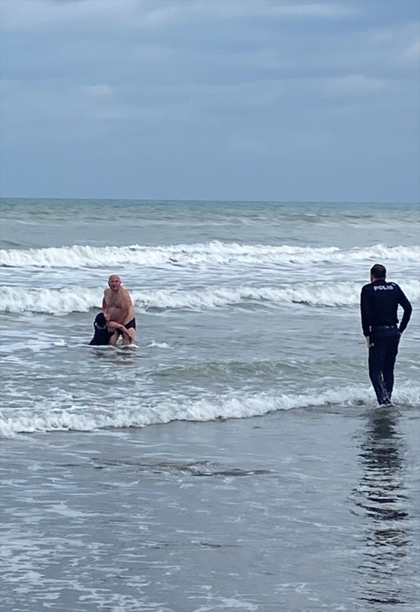 Samsun'un Atakum ilçesinde denizde boğulma tehlikesi geçiren kadını, polis memuru sudan baygın...