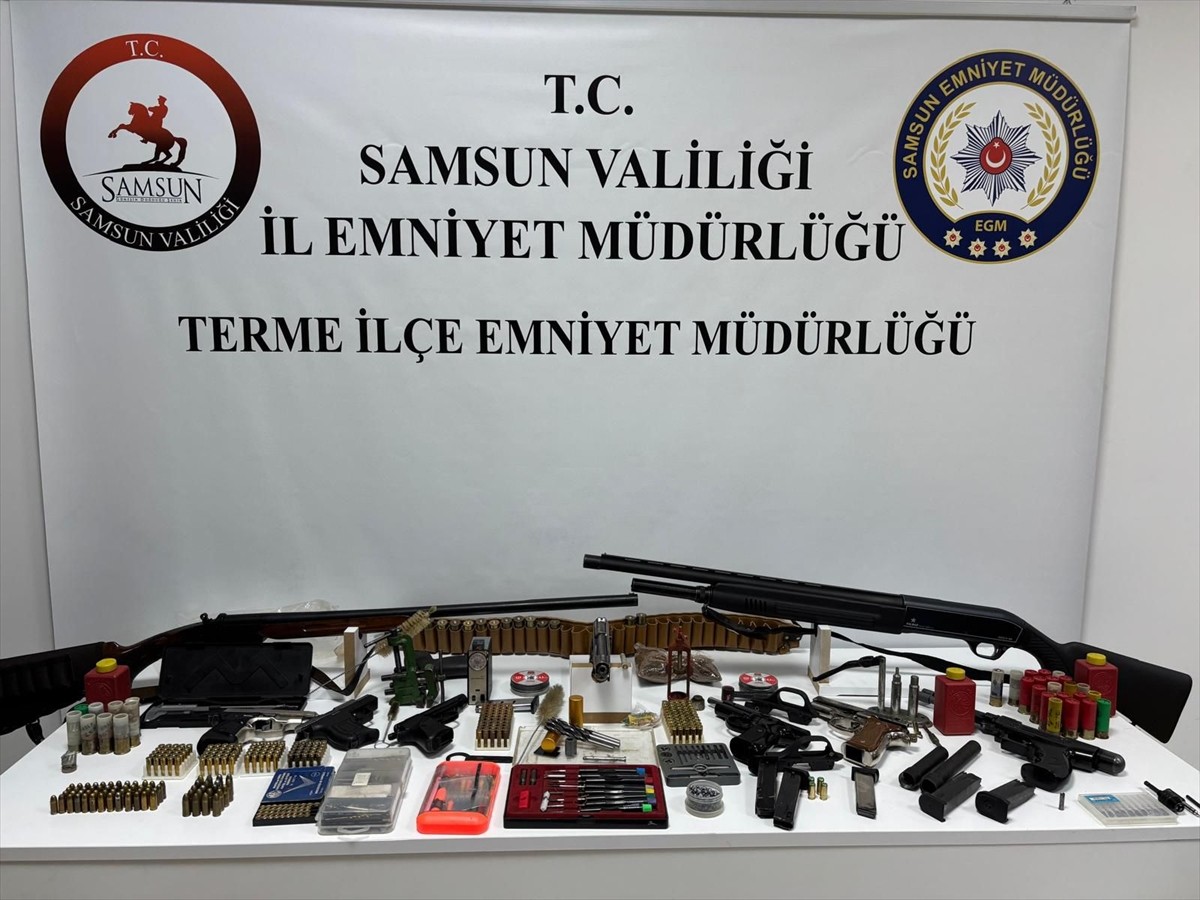Samsun'un Terme ve Atakum ilçelerinde düzenlenen silah kaçakçılığı operasyonunda 2 şüpheli...