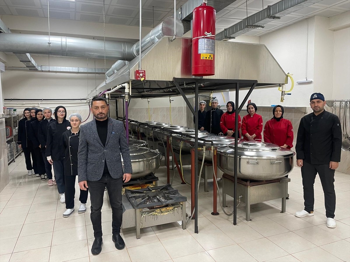 Samsun'un Vezirköprü ilçesinde bulunan Şahinkaya Mesleki ve Teknik Anadolu Lisesi'nde günlük 4 bin...