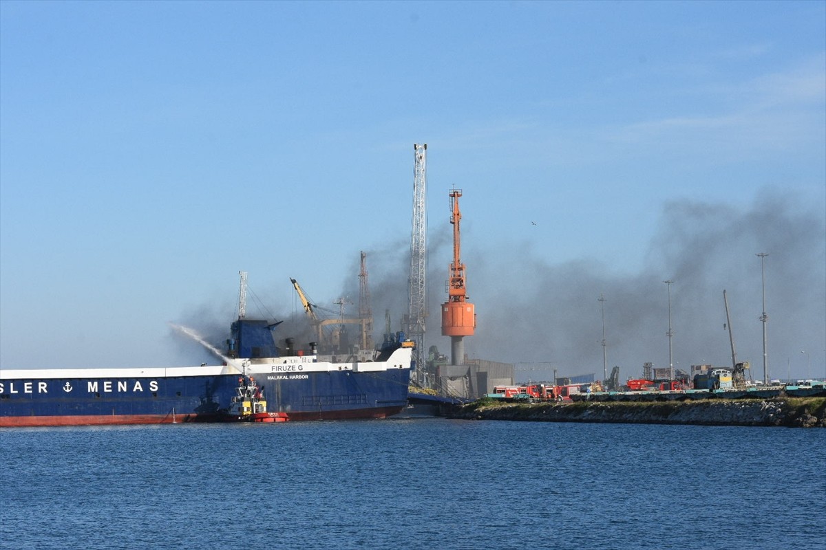 Samsun Limanı'nda bulunan "Firuze G." isimli kuru yük gemisinde çıkan yangının söndürülmesi için...