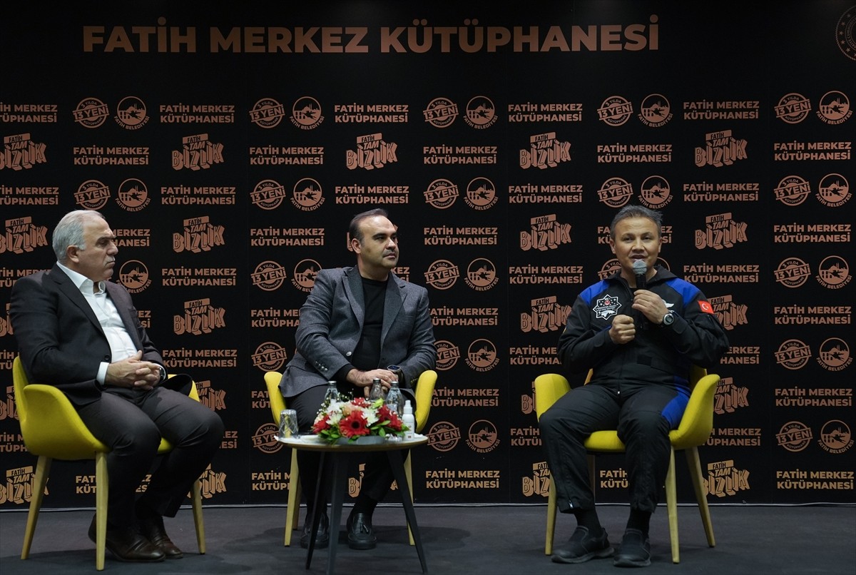 Sanayi ve Teknoloji Bakanı Mehmet Fatih Kacır (ortada), Fatih Belediye Başkanı Mehmet Ergün Turan...