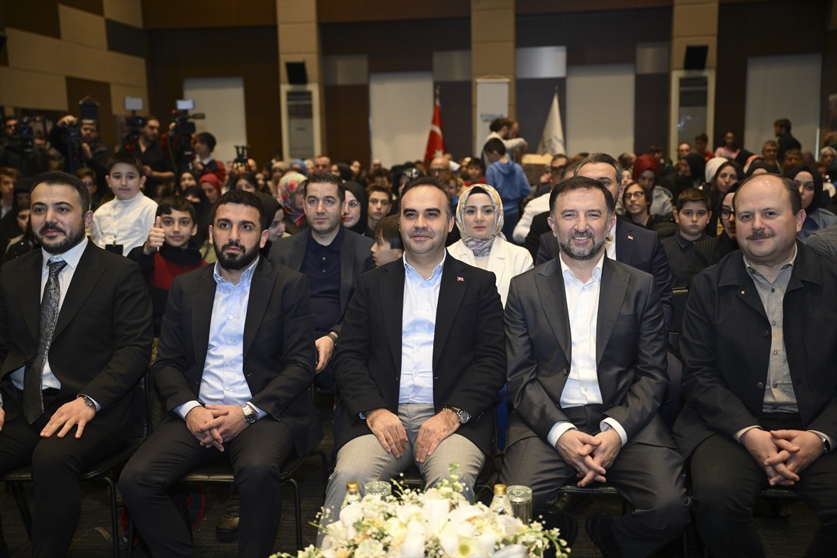 Sanayi ve Teknoloji Bakanı Mehmet Fatih Kacır (ortada), Türkiye Gençlik Vakfı (TÜGVA) tarafından...