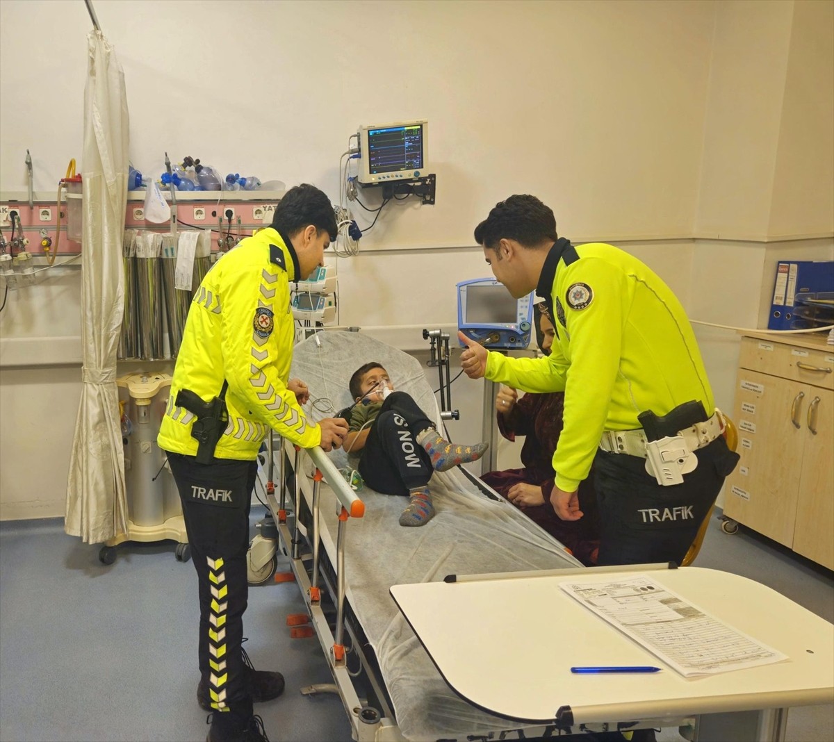 Şanlıurfa'da nefes borusuna meyve parçası kaçan çocuk, polisin Heimlich manevrası sayesinde...