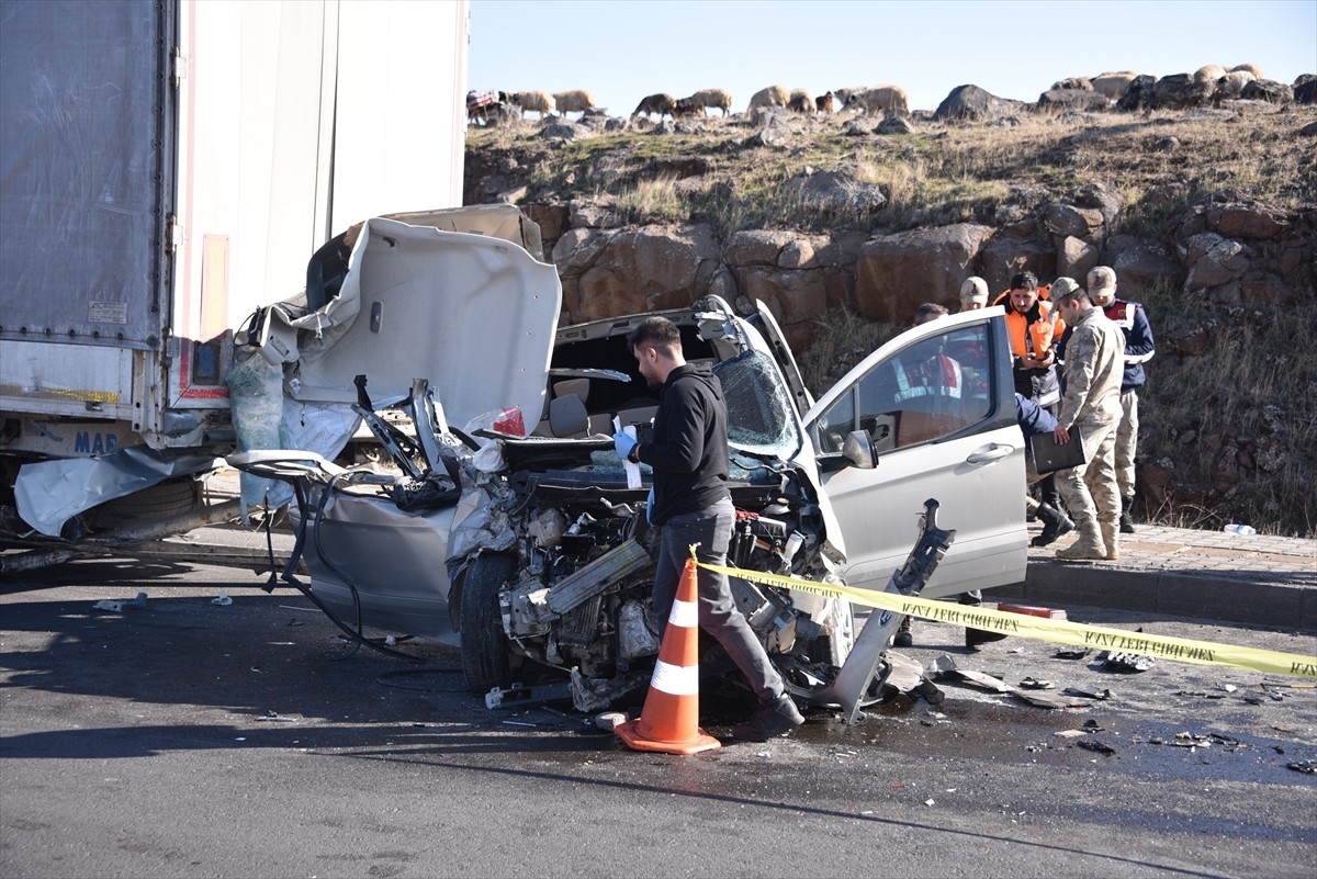 Şanlıurfa'nın Siverek ilçesinde tıra arkadan çarpan hafif ticari araçtaki 1 kişi hayatını...