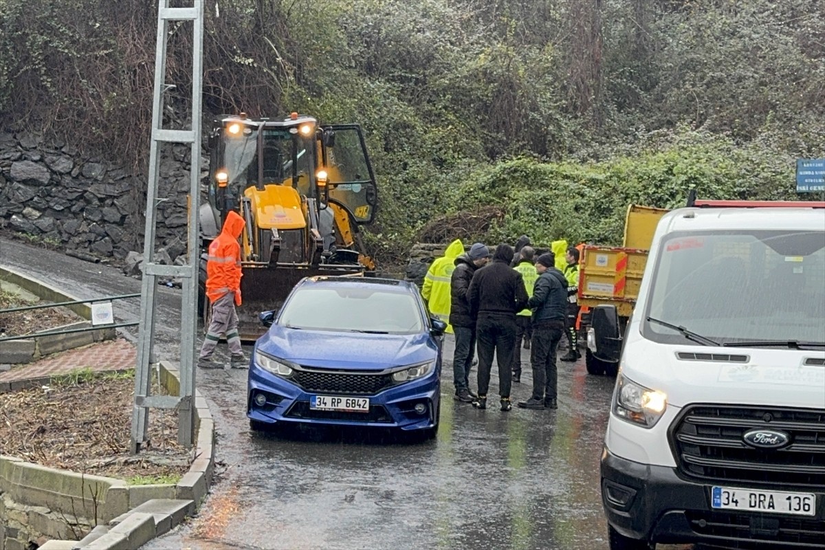 Sarıyer Kazım Karabekir Paşa Mahallesi Kestane Suyu Sokak'ta arsanın kenarındaki istinat duvarı...