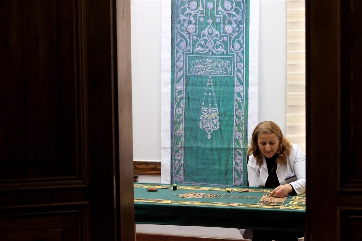 Selimiye Camisi'nin yenilenen minber örtüsü, restorasyonun tamamlanmasının ardından yerine...