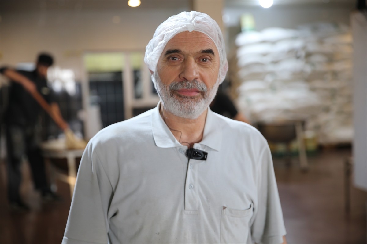 Siirt'te 123 yıldır aynı yöntemle üretilen tahin helvası, doğallığı ve lezzetiyle vatandaşlardan...