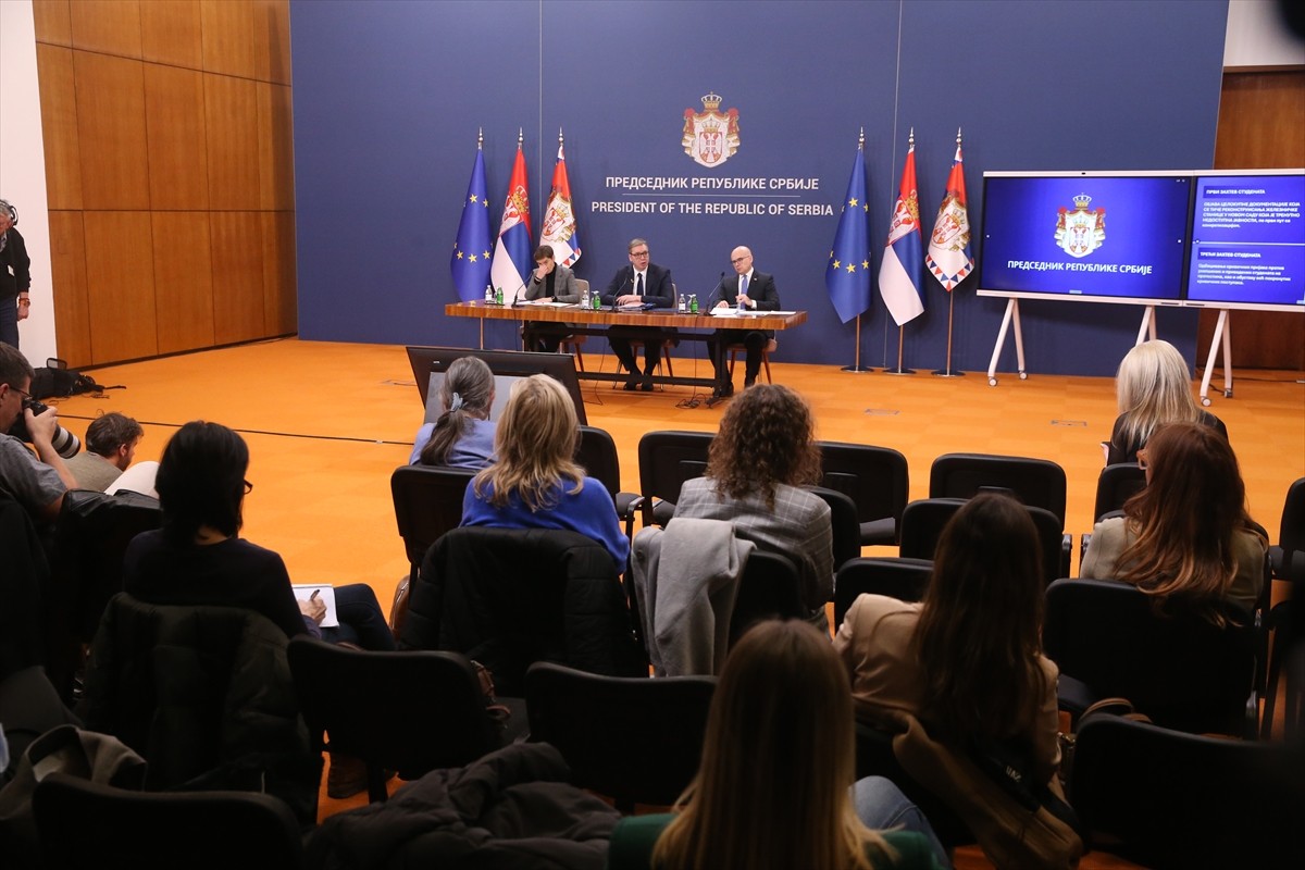 Sırbistan Cumhurbaşkanı Aleksandar Vucic (fotoğrafta), Başbakan Milos Vucevic ve Meclis Başkanı...