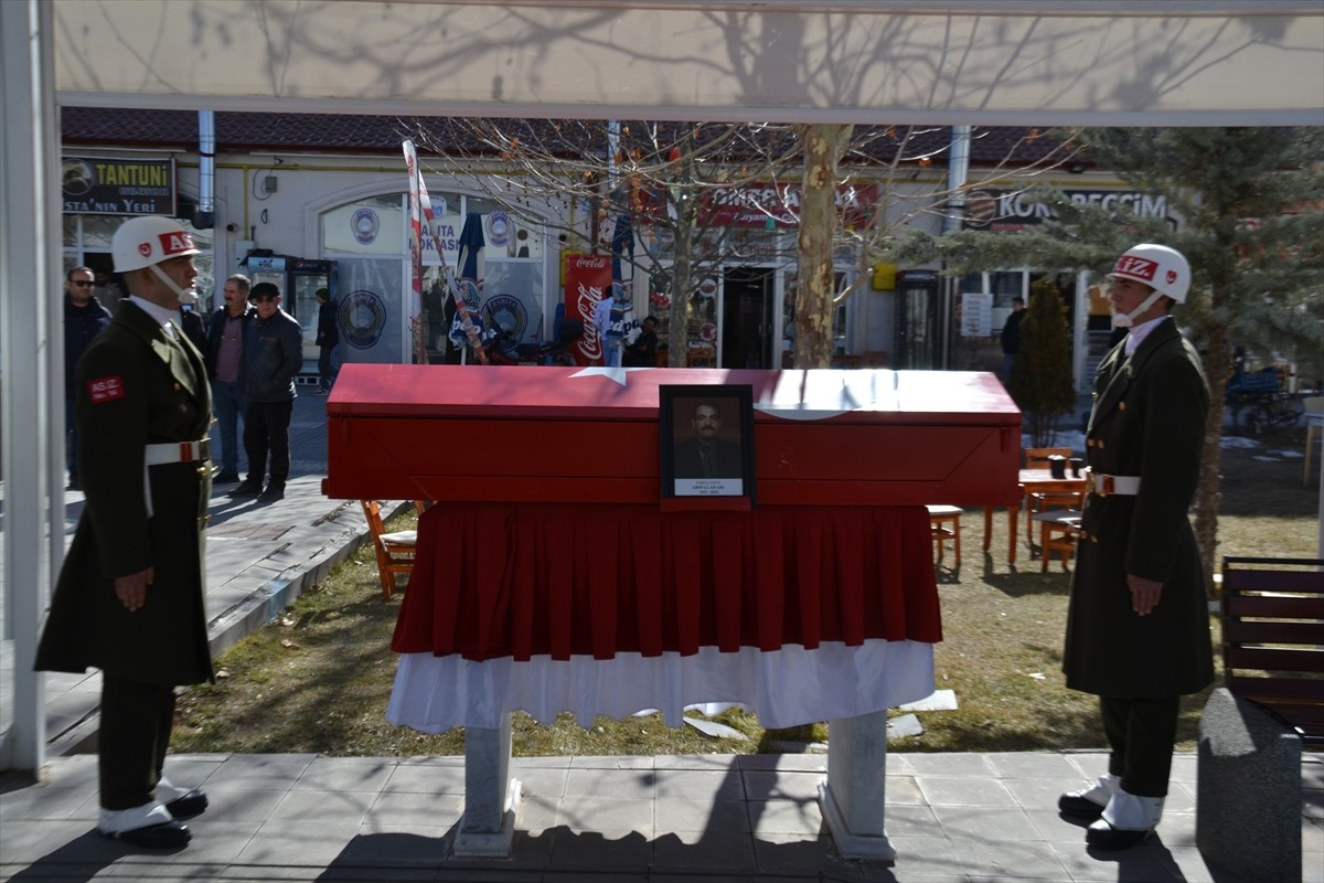 Sivas'ın Şarkışla ilçesinde 72 yaşında vefat eden Kıbrıs gazisi Abdullah Arı'nın cenazesi toprağa...