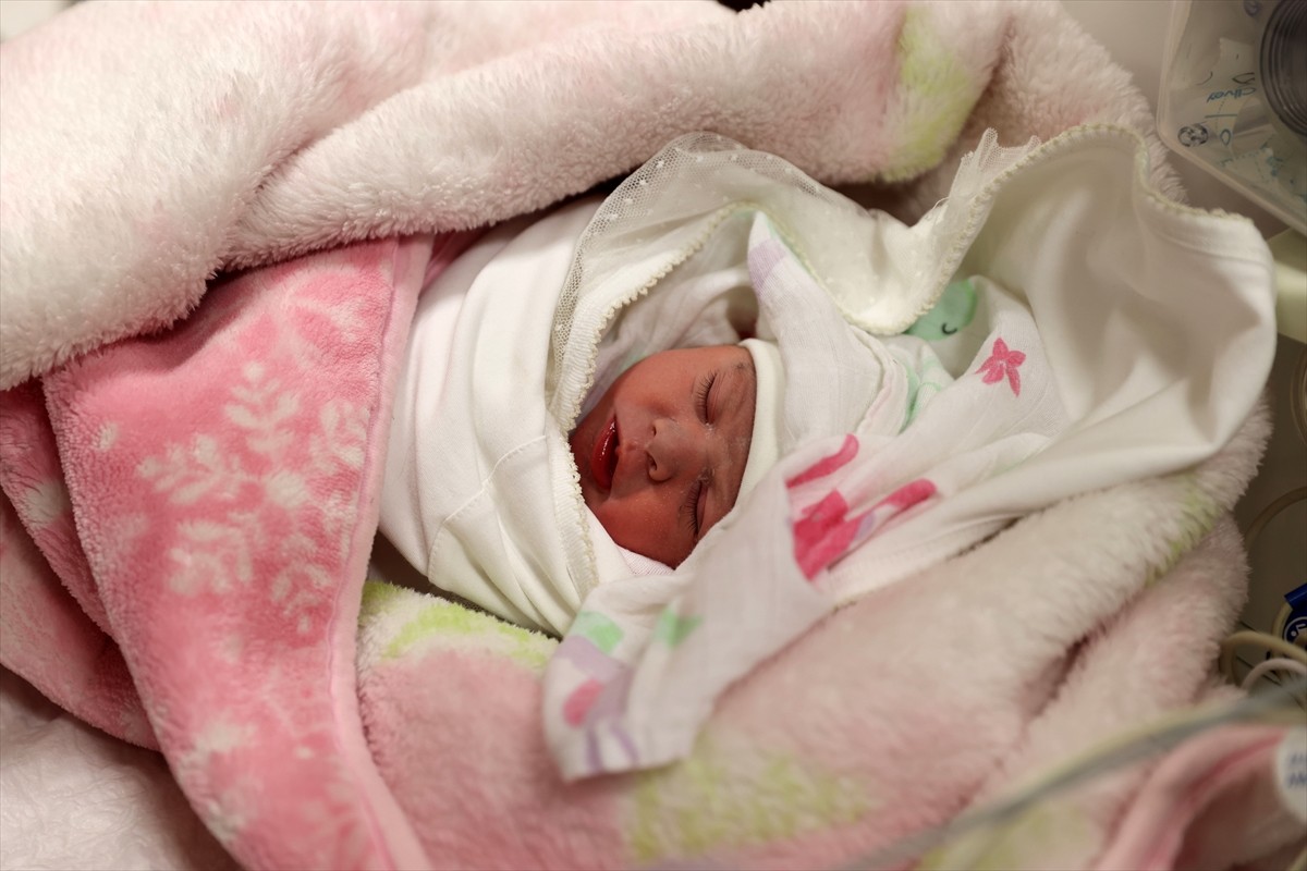 Sivas'ta 2025 yılının ilk dakikalarında dünyaya gelen bebeklere "Zeynep Asel" ve "Alvin" isimleri...