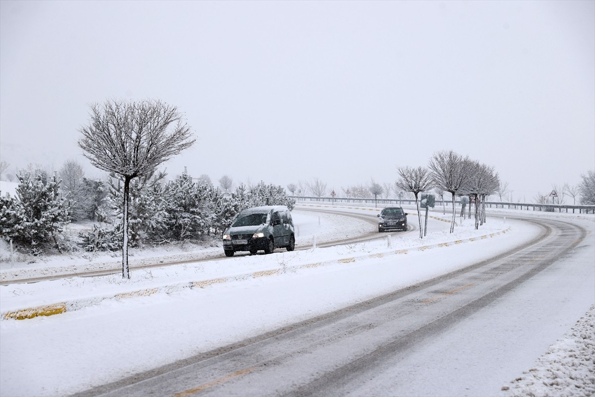 Sivas'ta etkili olan kar yağışı kent merkezini beyaza bürüdü. Sivas Nuri Demirağ Havalimanı...